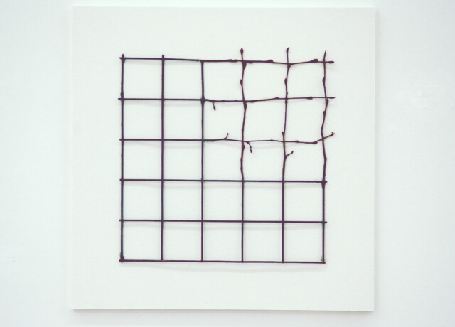 François Morellet, *Troquons n°3*, 2005
Grillage et branches sur papier sur Komacel, boîte en Plexiglas, 39 × 39 cm
Cholet, Estate François Morellet, 05020
Copyright : © Archives François Morellet / Adagp, Paris, 2026