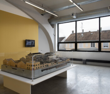 Vue de l'exposition Ausstellungsansicht "Persistances", Hassan Darsi. La Kunsthalle Mulhouse, 2026 | "Le square d’en bas", 2017 - maquette, techniques mixtes, 60 x 170 x 212 cm © ADAGP, Paris, 2026 – photo : Angélique Pichon