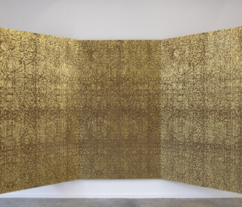Vue de l'exposition Ausstellungsansicht "Persistances", Hassan Darsi. La Kunsthalle Mulhouse, 2026 | "Martyrs", 2026 - médium, peinture dorée © ADAGP, Paris, 2026 – photo : Angélique Pichon