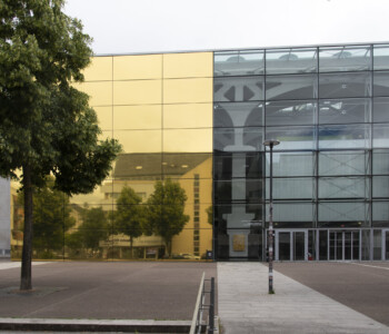 Vue de l'exposition Ausstellungsansicht "Persistances", Hassan Darsi. La Kunsthalle Mulhouse, 2026 | "Façade dorée II", 2026 - production La Kunsthalle Mulhouse, mécénat Prevel Signalisation © ADAGP, Paris, 2026 – photo : Angélique Pichon