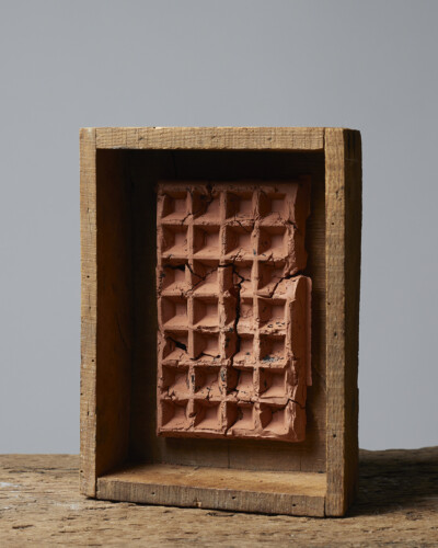 Estelle Hoffert, Céramique dans une boite en bois, collection de l’artiste